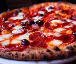 Pizza piccante con olive
